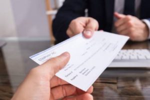 एखाद्याला भेट म्हणून दिलेला चेक बाऊन्स झाल्यास नेमकं काय होतं? अडचणी नेमक्या काय…
