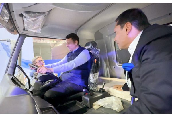 चाकणमध्ये मुख्यमंत्री देवेंद्र फडणवीस यांच्या हस्ते पहिल्या ईव्ही ट्रकचं उद्घाटन; व्हिडीओ आणि फोटो व्हायरल