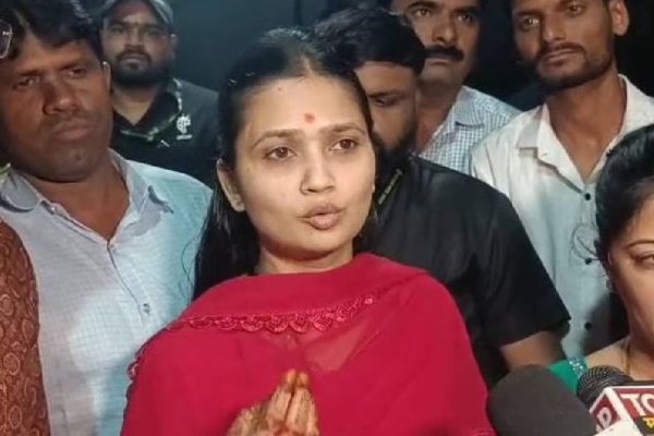 गौतमी पाटील आणि मरगळे कुटुंबातील वादावर पडदा; गौतमीने घेतली कुटुंबाची भेट