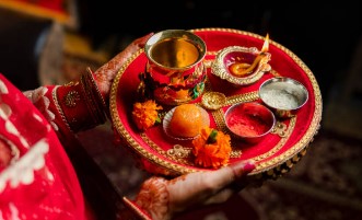 करवा चौथ साजरी करताना ‘या’ गोष्टींकडे द्या लक्ष; तुमचे नाते होईल दृढ, तुमच्या पतीला…