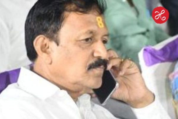 सोलापूरमध्ये तडीपार गुंडाच्या कार्यक्रमाला भाजप आमदार विजयकुमार देशमुख यांची उपस्थिती; म्हणाले, ‘दमदाटी करणाऱ्यांना….’