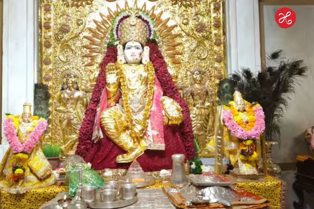 Sarasbaug Mahalaxmi Temple: सारसबाग मंदिरातील महालक्ष्मी देवीला 16 किलो सोन्याची साडी