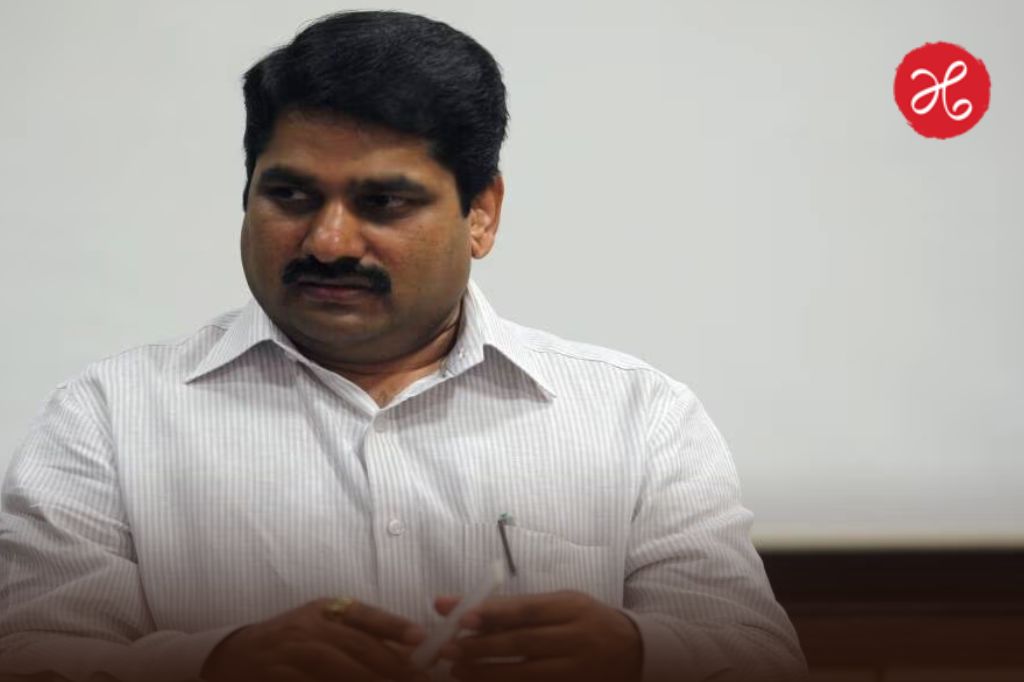 गोकुळ ‘डिबेंचर’ वाद पुन्हा शिगेला! जावयाचा ठेका रद्द का केला नाही? महाडिक गटाचा सतेज पाटील यांना थेट सवाल