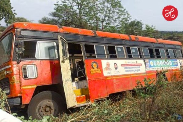 मोठी बातमी! नाशिक-पुणे महामार्गावरील चंदनापुरी घाटात ST बस उलटली; 10 प्रवासी जखमी