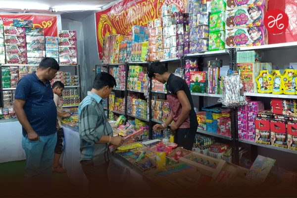 वाकडमधील रहिवाशांचा बेकायदेशीर फटाक्यांच्या स्टॉलवर बहिष्कार; फूटपाथवरील अतिक्रमणाचाही केला निषेध