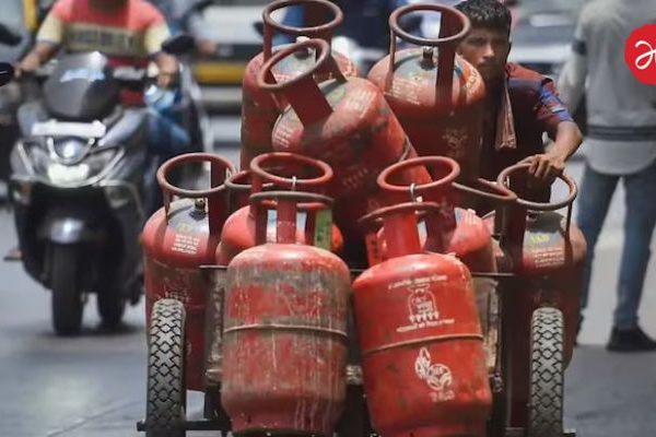 LPG Cylinder Price Hike : बजेटआधीच महागाईचा झटका! एलपीजी सिलेंडर इतक्या रुपयांनी महागला; मुंबईत कितीला मिळणार गॅस?