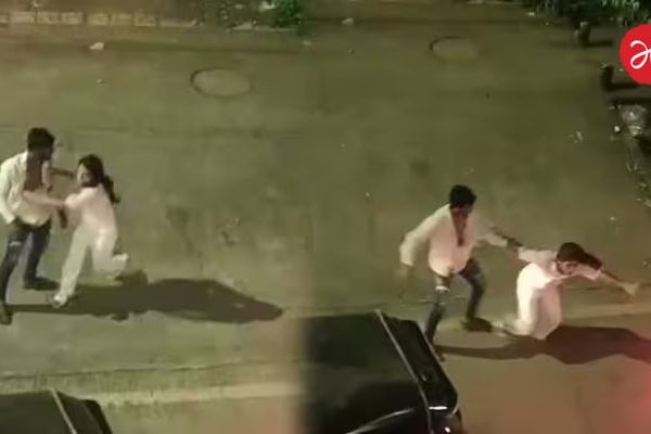Pune Crime News : पुण्यात भर रस्त्यावर तरुणीला लाथा बुक्क्यांनी मारहाण; व्हिडिओ व्हायरल, नेमकं काय घडलं?