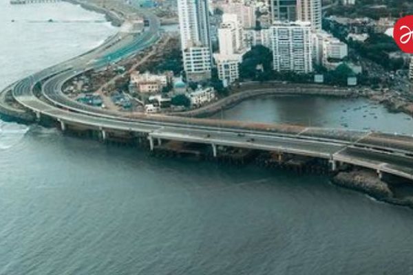 Mumbai Car Accident : मुंबई कोस्टल रोडवर अपघात; इर्टिगा गाडी 30 फूट खोल समुद्रात, गाडीने गाठला तळ