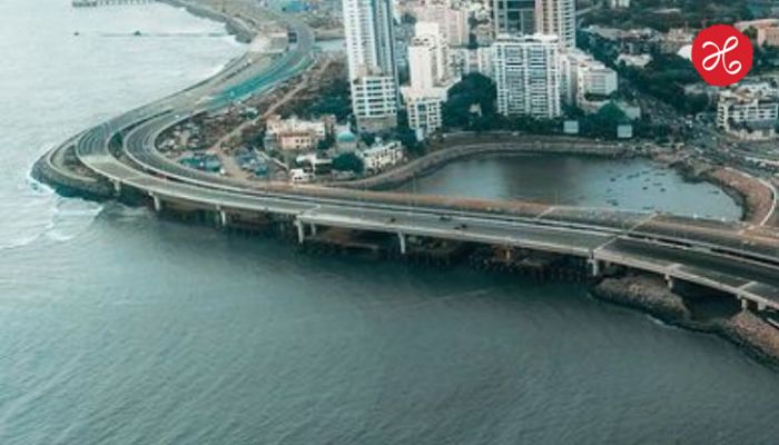 Mumbai Car Accident : मुंबई कोस्टल रोडवर अपघात; इर्टिगा गाडी 30 फूट खोल समुद्रात, गाडीने गाठला तळ