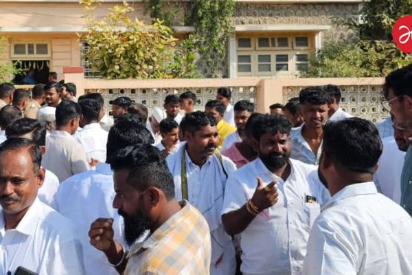 सोलापुरात राजकारण तापलं..! आमदाराच्या घरावर दारूच्या बाटल्या फेकल्या, आज सांगोला बंदची हाक