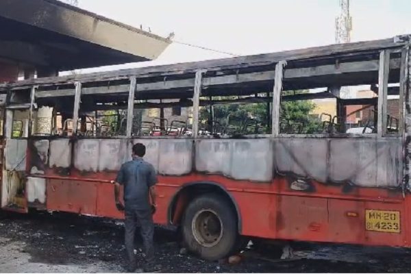 Indapur Bus Fire: धाराशिव-पुणे एसटी आगीच्या कचाट्यात; मध्यरात्रीत 50 प्रवाशांचा जीव टांगणीला, एसटी जळून खाक
