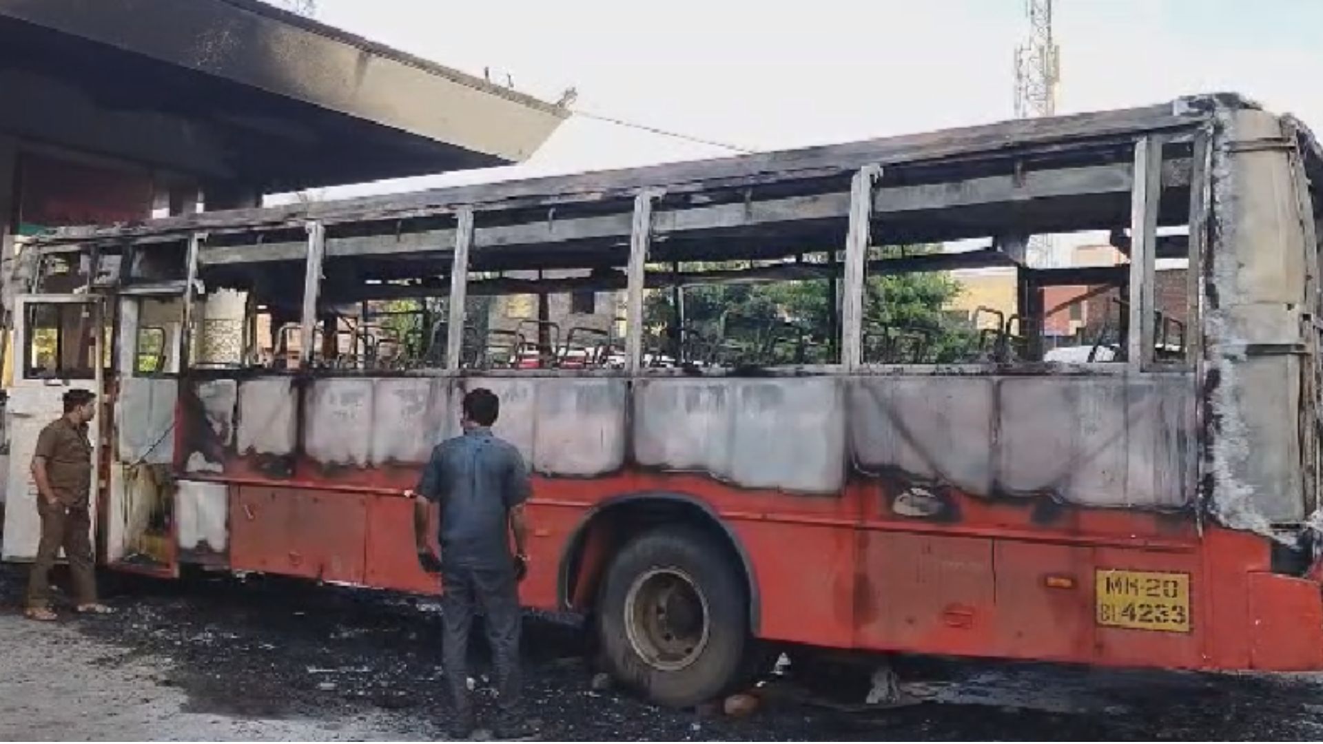 Indapur Bus Fire: धाराशिव-पुणे एसटी आगीच्या कचाट्यात; मध्यरात्रीत 50 प्रवाशांचा जीव टांगणीला, एसटी जळून खाक