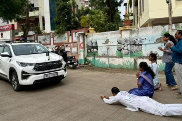 लोहगावमध्ये आयुक्तांच्या गाडीसमोर नागरिकांचे लोटांगण आंदोलन; रस्ते, पाणी, कचऱ्याच्या समस्येमुळे त्रस्त