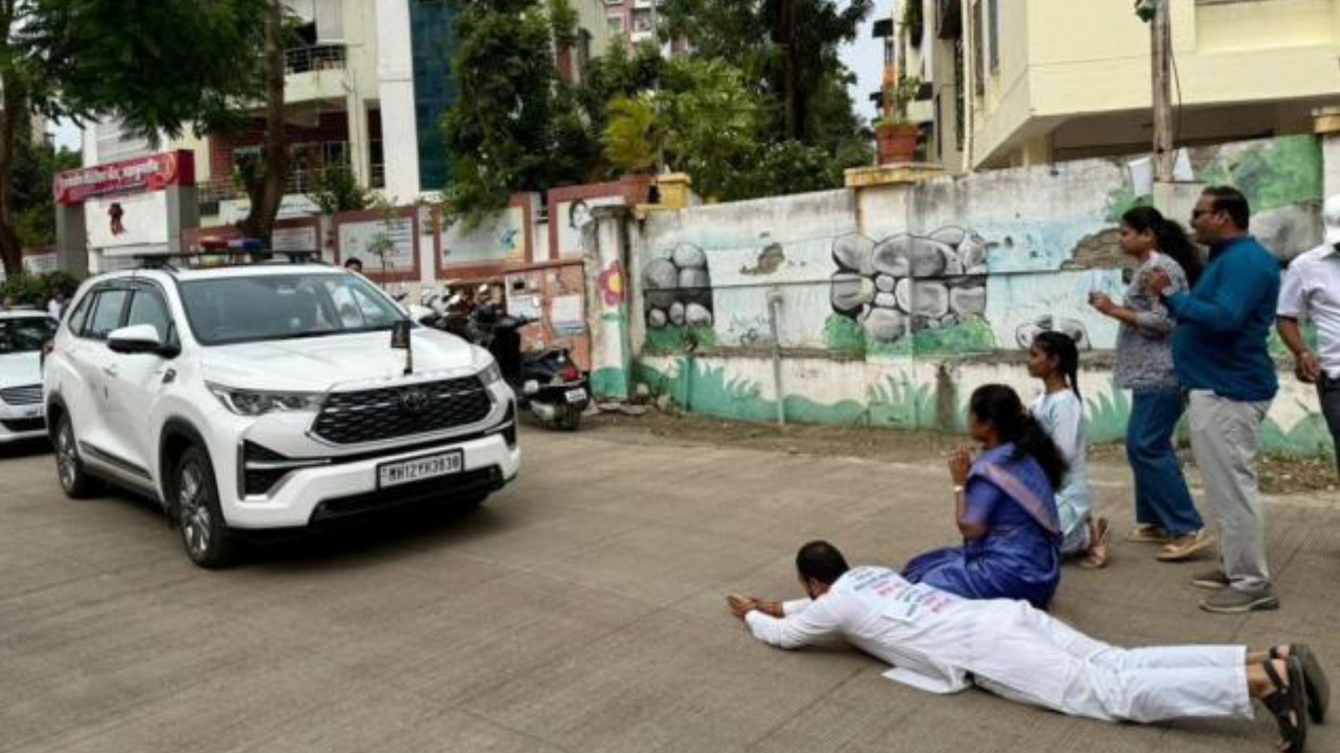 लोहगावमध्ये आयुक्तांच्या गाडीसमोर नागरिकांचे लोटांगण आंदोलन; रस्ते, पाणी, कचऱ्याच्या समस्येमुळे त्रस्त