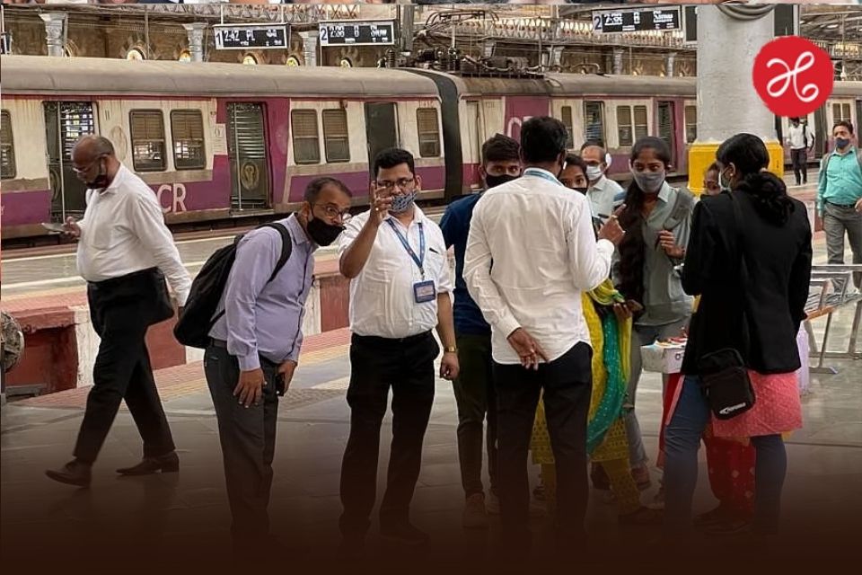 दिवाळीत रेल्वेची फुकट्यांवर मोठी कारवाई! पुणे विभागाने वसूल केला 1.14 कोटी दंड