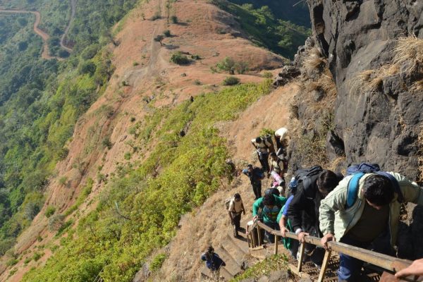 Raireśhwar Fort: 3 परप्रांतीयांची रायरेश्वर किल्ल्यावर दारू पार्टी; शिवप्रेमींनी दिला चोप; घटनेचा व्हिडिओ व्हायरल