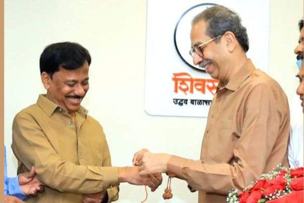 दसरा मेळाव्यादरम्यान ठाकरे गटाला मोठा धक्का; सिंधुदुर्गातील ‘एकनिष्ठ’ नेत्याचा शिंदे गटात प्रवेश