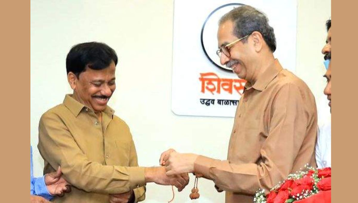 दसरा मेळाव्यादरम्यान ठाकरे गटाला मोठा धक्का; सिंधुदुर्गातील ‘एकनिष्ठ’ नेत्याचा शिंदे गटात प्रवेश