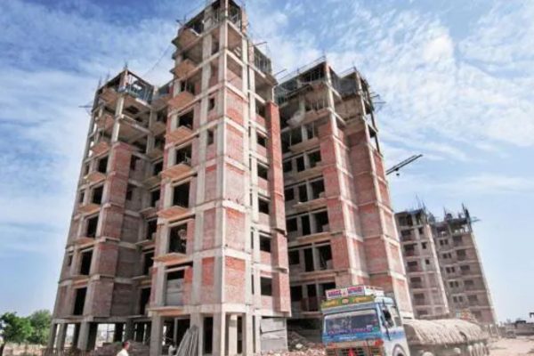 दुर्दैवी घटना! उंच इमारतीवरुन वीट कोसळून 22 वर्षीय तरूणीचा मृत्यू; पहिलीच नोकरी ठरली शेवटची