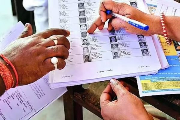 Mulshi Voter List Controversy : मुळशीत ‘मत’ नव्हे मतदारच चोरीला! 988 मतदारांची नावे कोथरुड भागामध्ये समाविष्ट, उद्धव ठाकरे गट आक्रमक