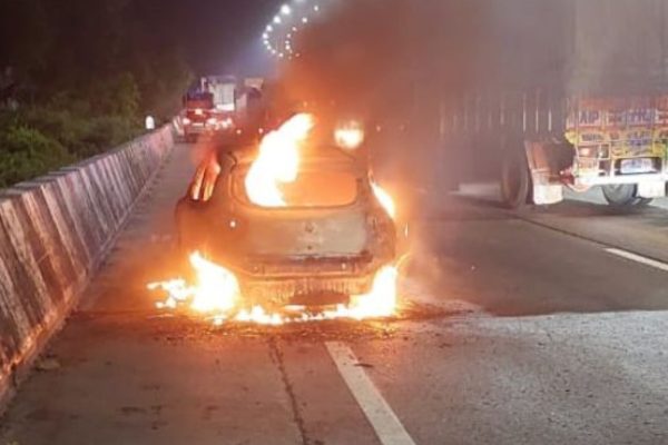 पुणे-मुंबई द्रुतगती मार्गावर भरधाव कारला भीषण आग; अमृतांजन पुलाजवळ घडली घटना