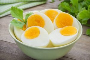 अंड्यांमुळे कोलेस्ट्रॉल वाढण्याची चिंता आता सोडाच; दररोज 2 अंडी खाल्ल्याने होतील ‘हे’ महत्त्वपूर्ण बदल…