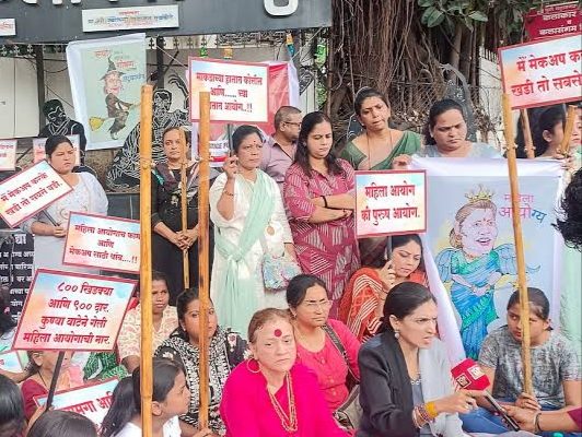 ‘महिला आयोगाचे काम मेकअपसाठी थांब…’; चाकणकरांच्या राजीनाम्यासाठी रुपाली ठोंबरेंचे पुण्यात आंदोलन
