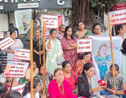 ‘महिला आयोगाचे काम मेकअपसाठी थांब…’; चाकणकरांच्या राजीनाम्यासाठी रुपाली ठोंबरेंचे पुण्यात आंदोलन