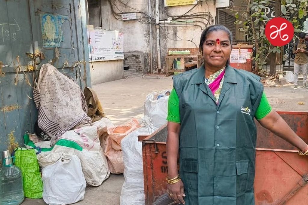 कचऱ्यात 10 लाखांची बॅग…पण लालच नाही! पुण्यातील कचरा वेचणाऱ्या महिलेने मालकाला शोधून परत केले पैसे