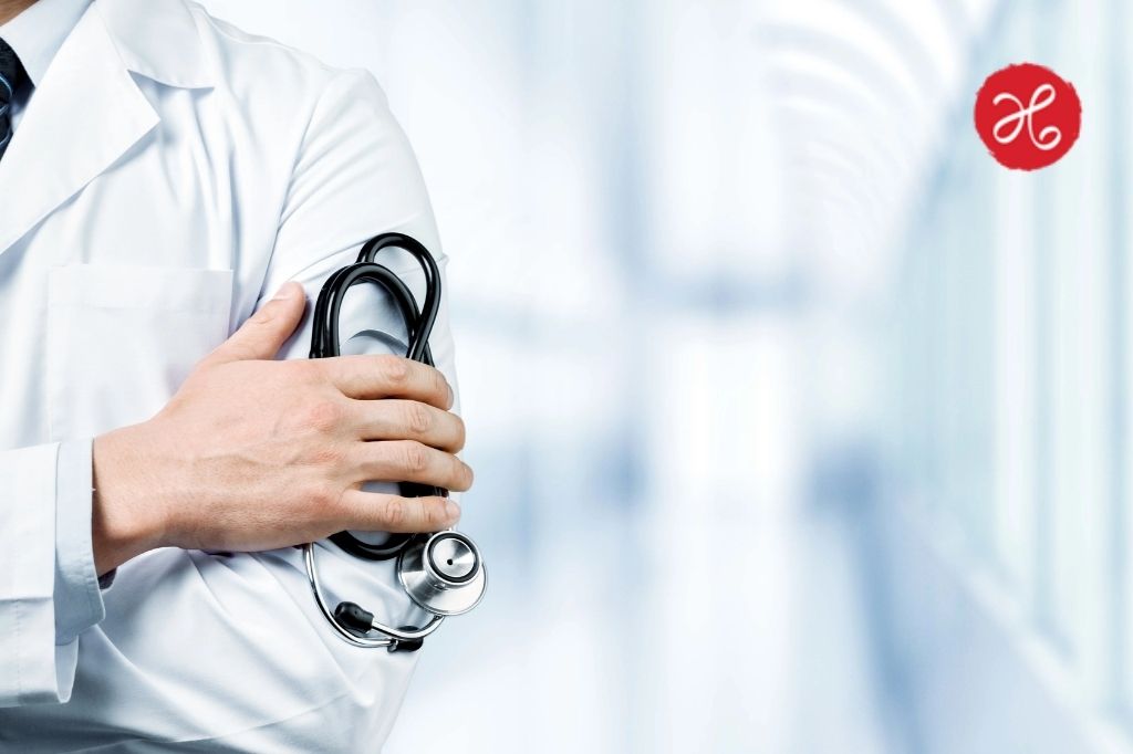 पुण्यात बनावट डॉक्टरचा पर्दाफाश! कासेवाडीमध्ये 32 वर्षे बेकायदेशीर क्लिनिक चालवून केली लोकांची फसवणूक