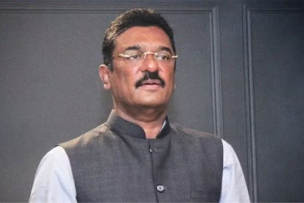 शेवटी सरकारी अधिकारीच… सांगूनही ऐकलं नाही, हलक्यात घेतलं, सरनाईकांनी ST अधिकाऱ्याला जागेवर निलंबित केलं