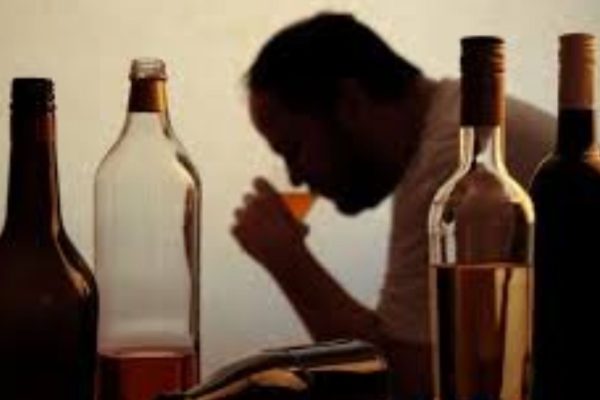 चाकणमध्ये सार्वजनिक ठिकाणी दारू पिणाऱ्यांवर पोलिसांचा धडाका; 20 तळीरामांना अटक