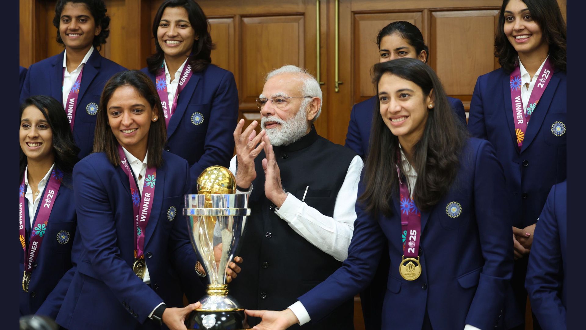 भारतीय महिला संघाने घेतली पंतप्रधान नरेंद्र मोदींची भेट; विश्वचषक ट्रॉफीसह काढले फोटो