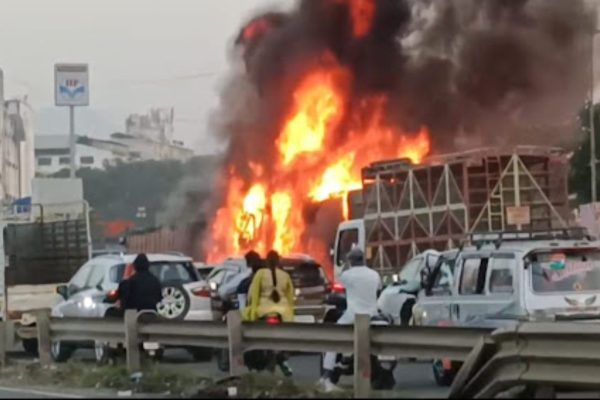 नवले पुलावर भीषण अपघात; दोन ट्रकला आग, कार अडकल्याने 7 जणांचा मृत्यू