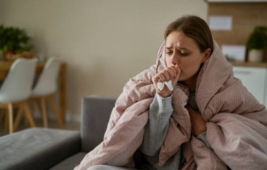 थंडीत तुम्ही सर्दी, खोकल्याने त्रस्त आहात? मग हळद आणि गूळ मिसळून दूध ठरेल फायद्याचे…