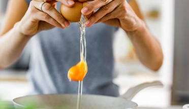 पाण्यात तरंगणारे अंडे खरं की खोटं? ‘या’ पद्धतींनी ओळखा अंडी फ्रेश की…