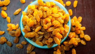 भिजवलेले की सुके? मनुके नेमके कोणते चांगले, एकदा माहिती करून घ्याच…!