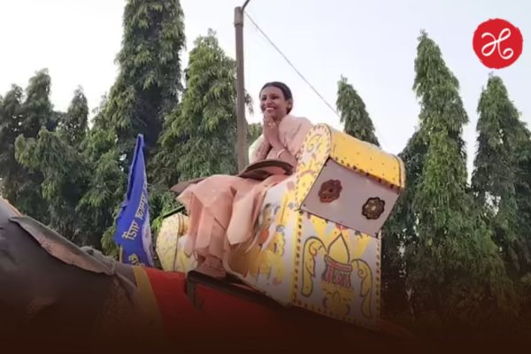 Sanghamitra Chaudhari : बारामतीचा पॅटर्नचं वेगळा!  सर्वात तरुण नगरसेविका संघमित्रा चौधरींची हत्तीवरून मिरवणूक