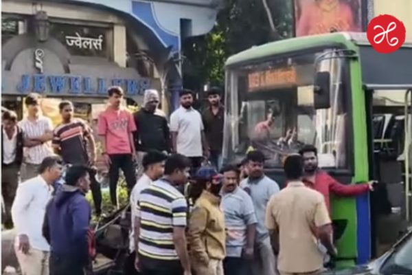 Pune Accident: कर्वे रोडवर PMPML बसची रिक्षाला जोरदार धडक; तीन जण गंभीर जखमी