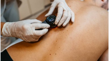 कॅन्सरपासून दूर राहण्यासाठी ‘या’ पदार्थांपासून व्हा सावध; बसू शकेल मोठा फटका