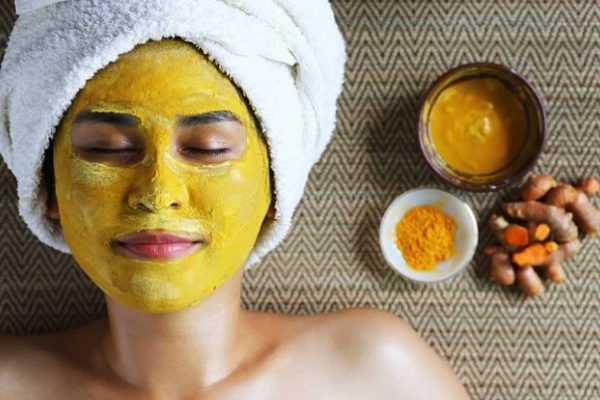 त्वचेचे सौंदर्य टिकवण्यासाठी हळद ठरेल गुणकारी; महागड्या उत्पादनांची नाही पडणार गरज