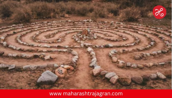 सोलापूरच्या बोरामणीमध्ये सापडला भारतातील सर्वात मोठा वर्तुळाकार दगडी चक्रव्यूह