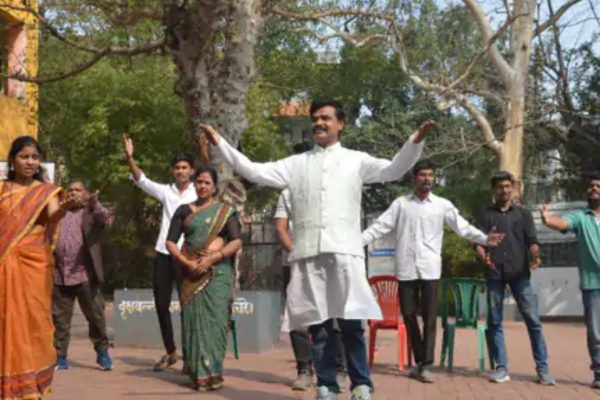 तरुणांनी पथनाट्यातून दिला बाल गुन्हेगारी रोखण्याचा संदेश; धनकवडीतील आदर्श मित्र मंडळाचा उपक्रम