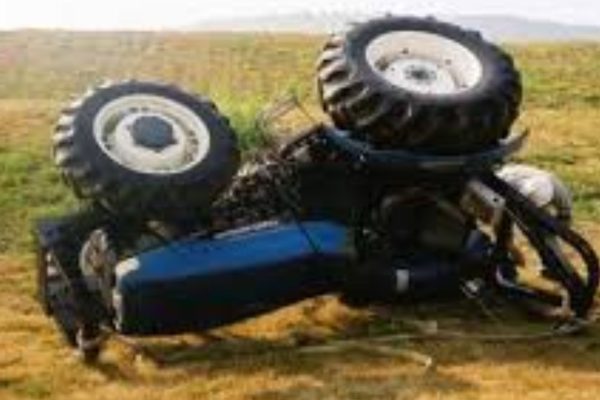 Sangli News: चारच महिन्यांपूर्वी लग्न अन् ट्रॅक्टर उलटून तरुण ठार; मदतीसाठी गेलेल्या रूग्णवाहिकेचा अपघात