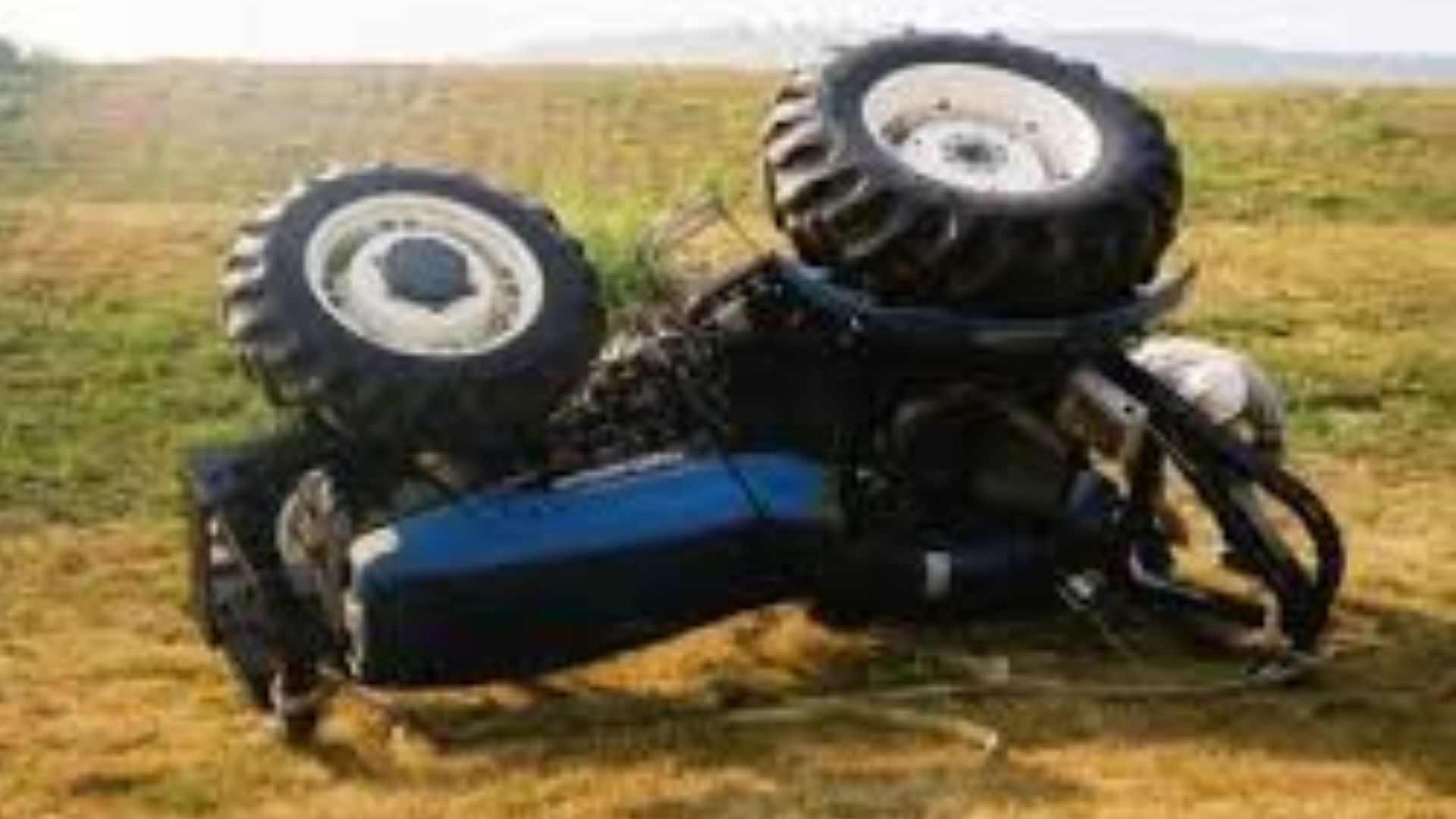 Sangli News: चारच महिन्यांपूर्वी लग्न अन् ट्रॅक्टर उलटून तरुण ठार; मदतीसाठी गेलेल्या रूग्णवाहिकेचा अपघात