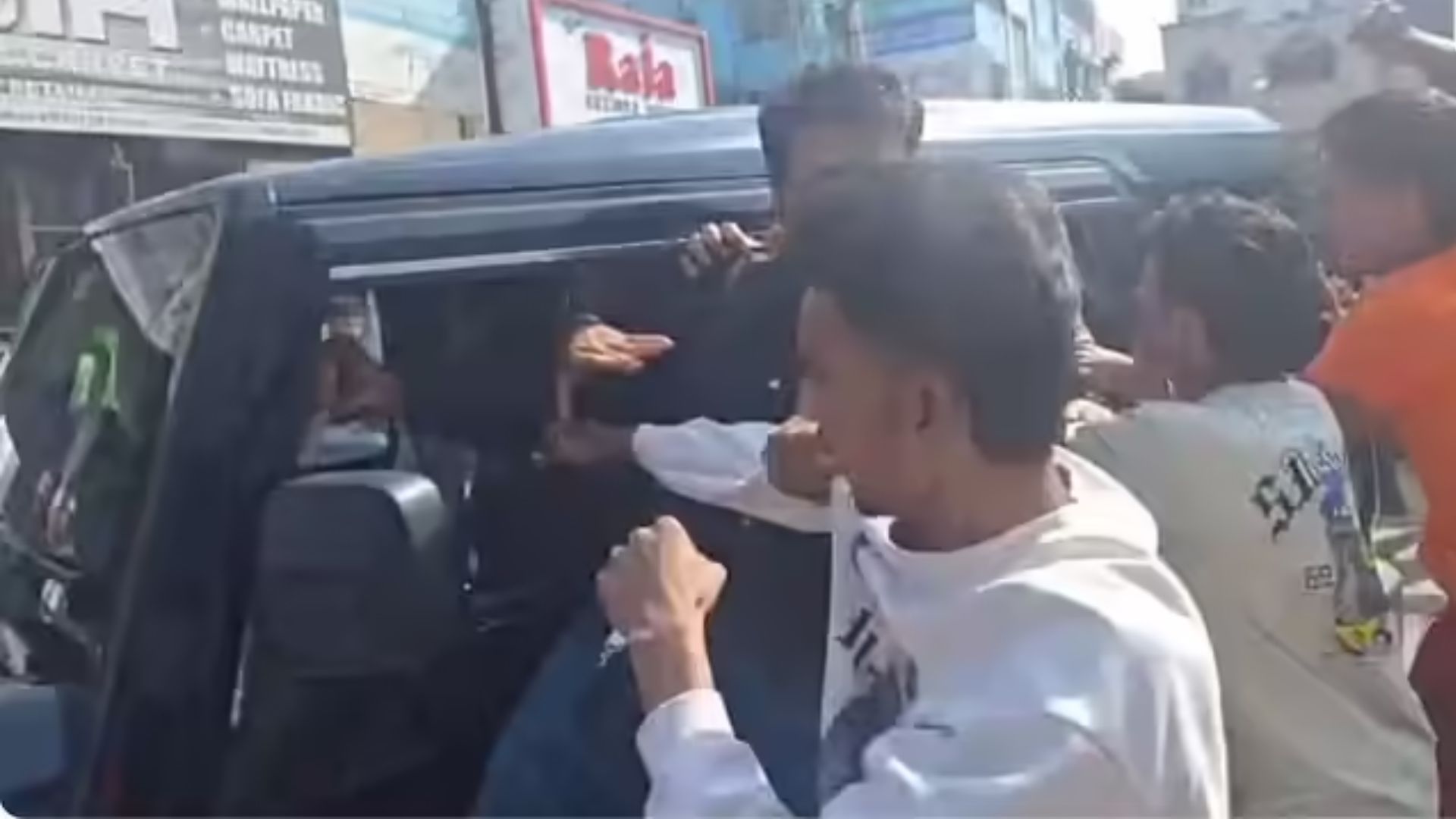 Attack On Imtiaz Jaleel: मोठी बातमी! इम्तियाज जलील यांच्या वाहनावर हल्ला; मारहाणीचा Video समोर, पोलिसांचा लाठीचार्ज