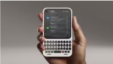 ब्लॅकबेरीसारखी डिझाईन, iPhone सारखी फीचर्स; Clicks ने लाँच केला खास स्मार्टफोन