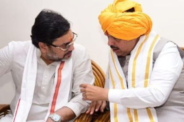 Dhananjay Munde: अजित पवारांच्या बैठकींना दांडी; मुख्यमंत्री फडणवीसांच्या कार्यक्रमात चक्क धनंजय मुंडेंची हजेरी, चर्चांना उधाण