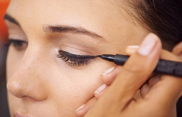 दररोज आयलाइनर, मस्कारा वापरणं ठरू शकतं धोकादायक; अभ्यासातून समोर आली महत्त्वाची माहिती…