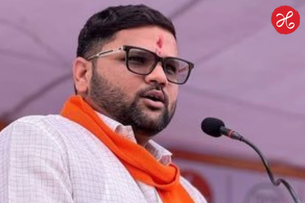Vikas Gogawale :  मोठी बातमी! महिनाभरापासून फरार असलेला मंत्र्याचा मुलगा विकास गोगावले महाड पोलिसांना शरण